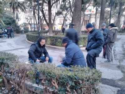 Anziani baresi giocano a briscola sulle panchine 